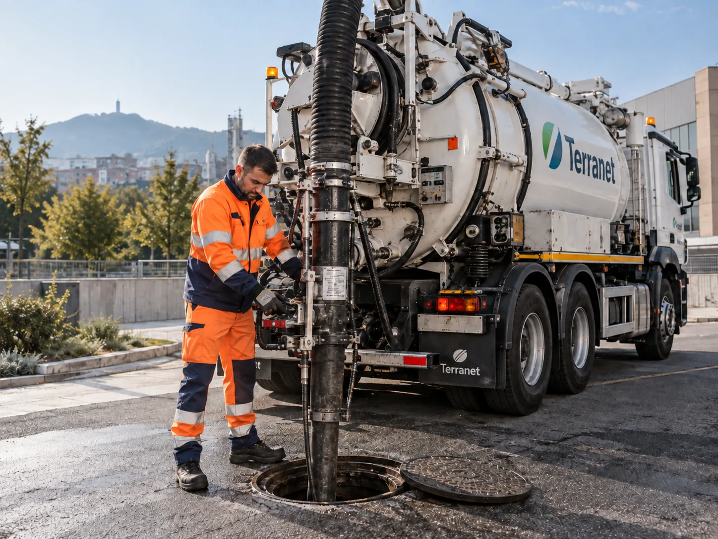 Técnico de Terranet realizando un desatasco con camión cuba en Terrassa